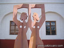 Escultura en la entrada 