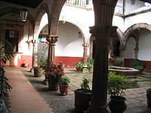 Patio con piso de piedra y loza  (Casa de los once patios)