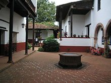 Patio de loza con fuente  de cantera (Casa de los once patios) Click para agrandar