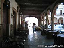 Portal a un costado de la plaza (Plaza Vasco de Quiroga)