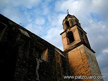 Vista lateral de  la torre del Templo de San Juan de Dios