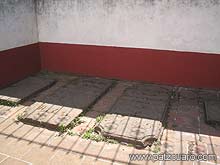 Tumbas en el patio del templo