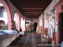 Artesan&iacute;as en pasillo del Palacio de Huitzim&eacute;ngari