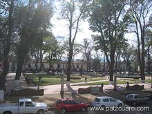 Vista de la Plaza Vasco de Quiroga desde el Palacio de Huitzim&eacute;ngari